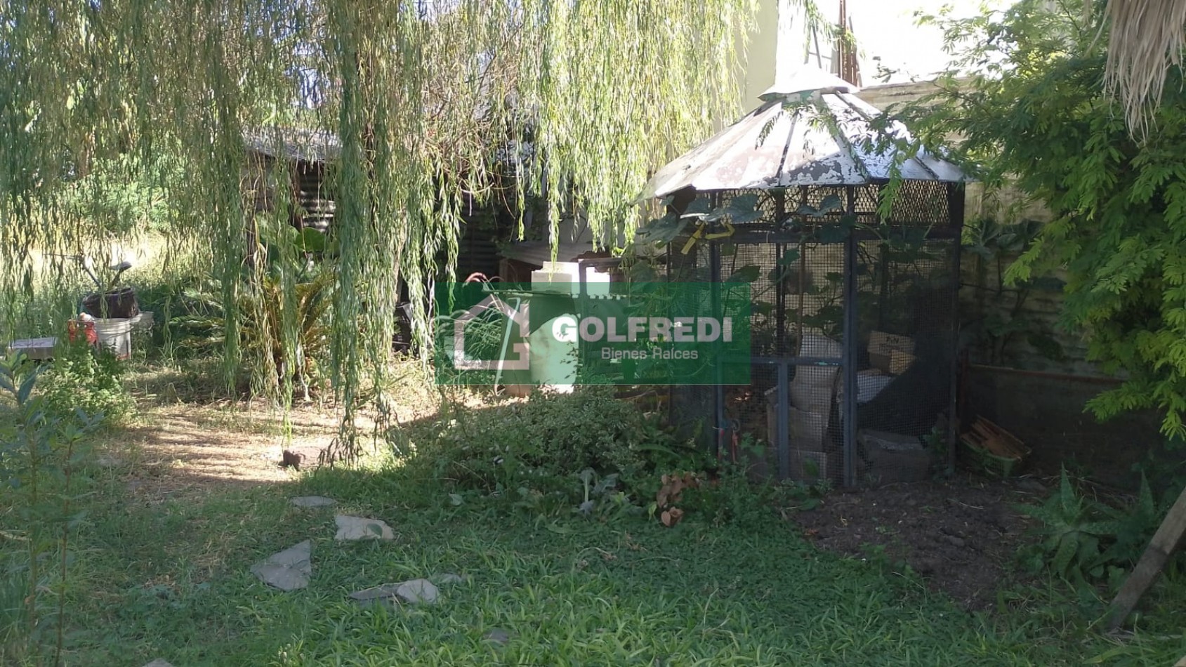 Propiedad en amplio lote