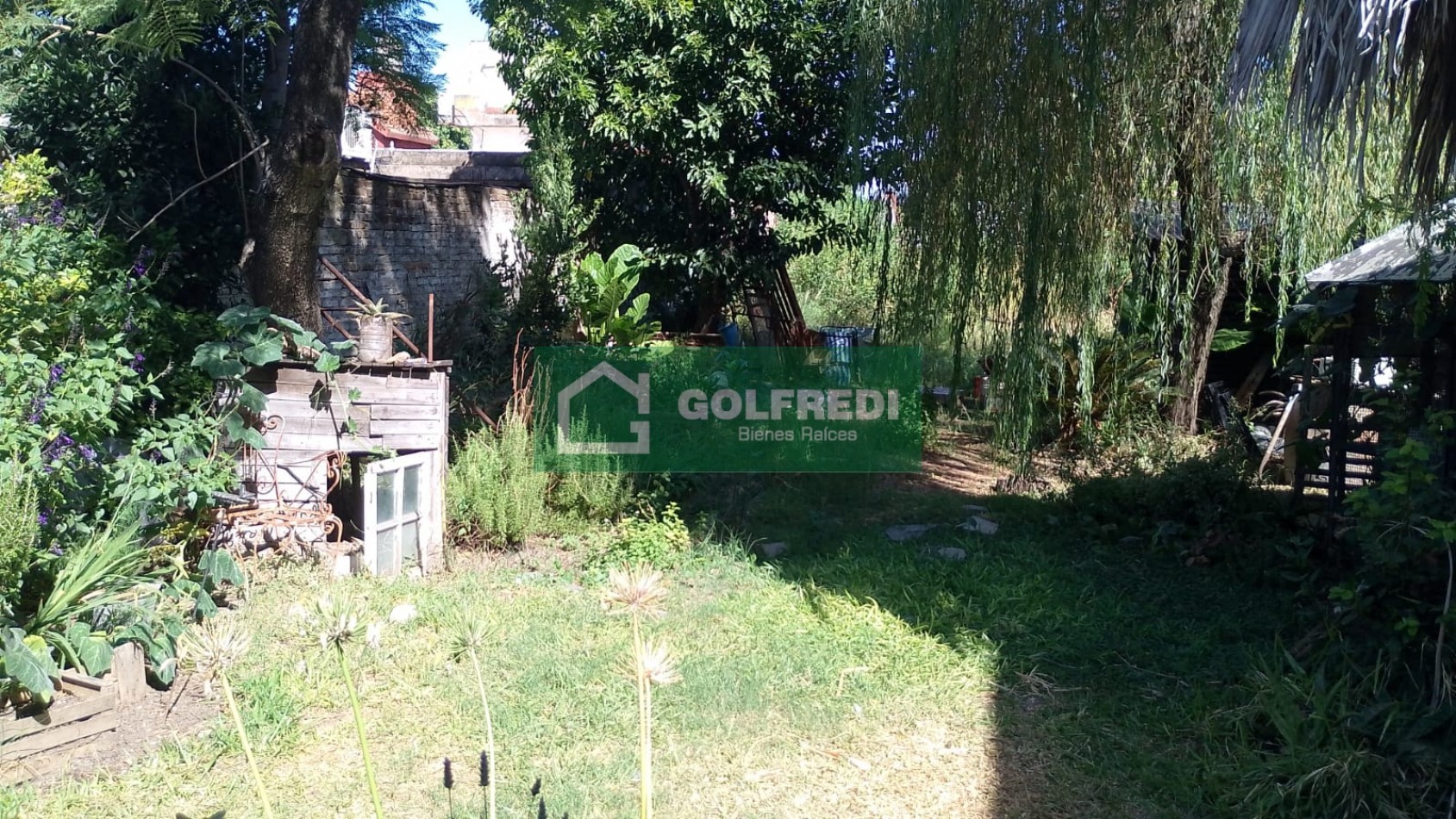 Propiedad en amplio lote